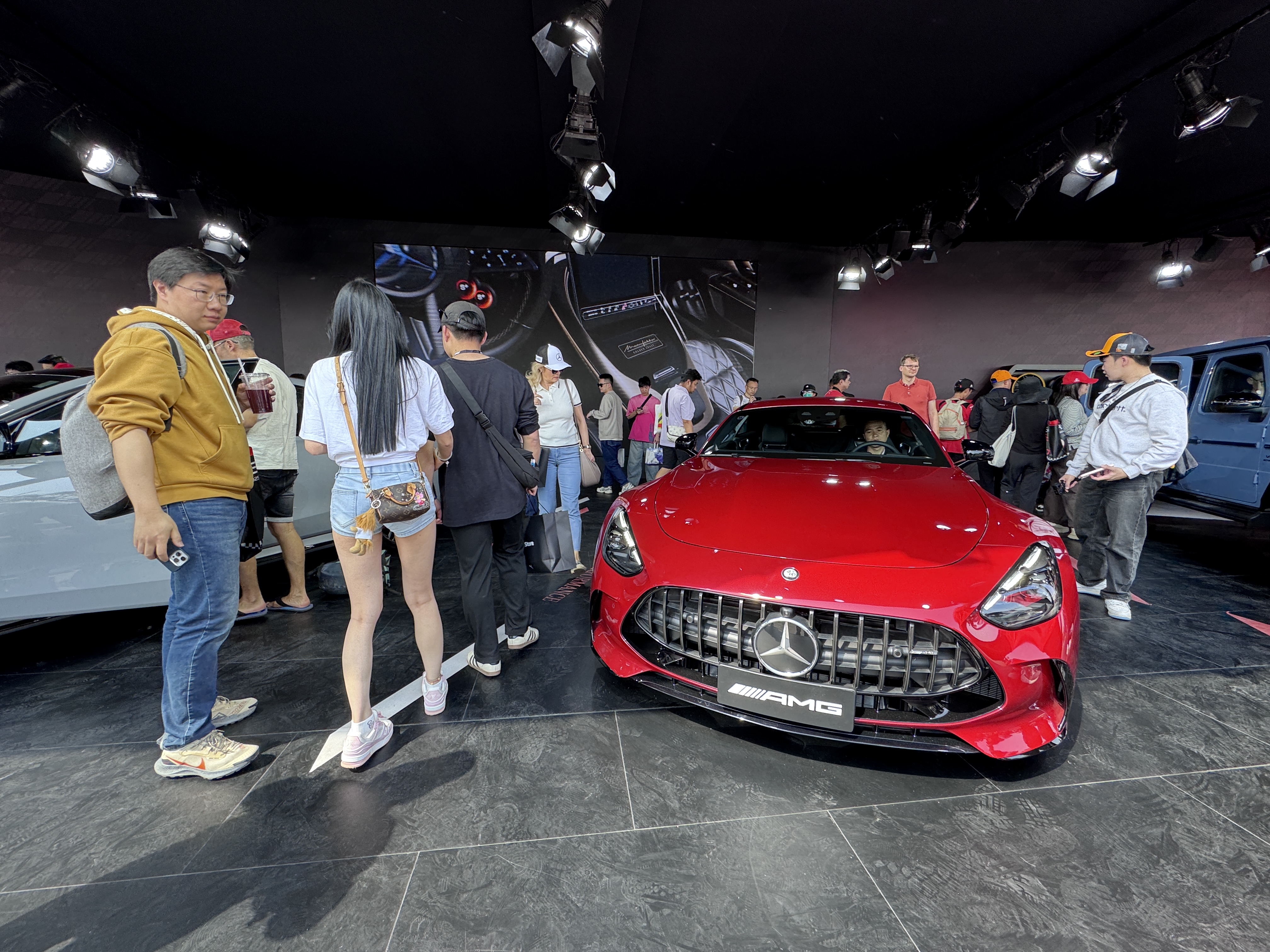 梅赛德斯翻盘迈凯伦，佩雷兹状态火热