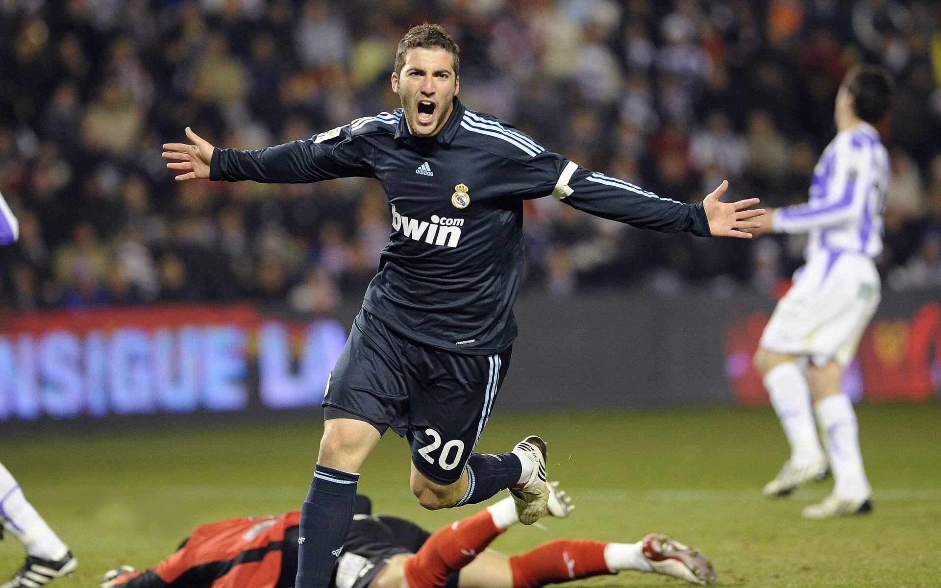 勒沃库森鏖战亚特兰大，卡塞米罗，从绿叶到关键先生的淬火之路